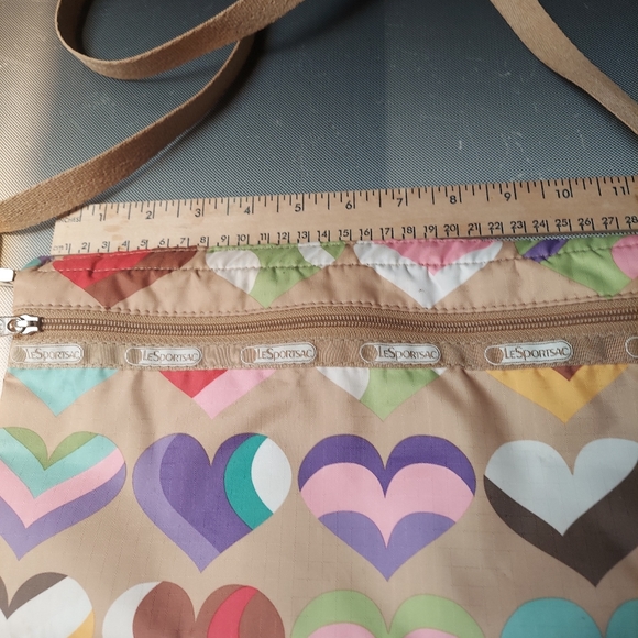 Lesportsak vacation purse colorful hearts6 holds everything unbuckles - Picture 2 of 4